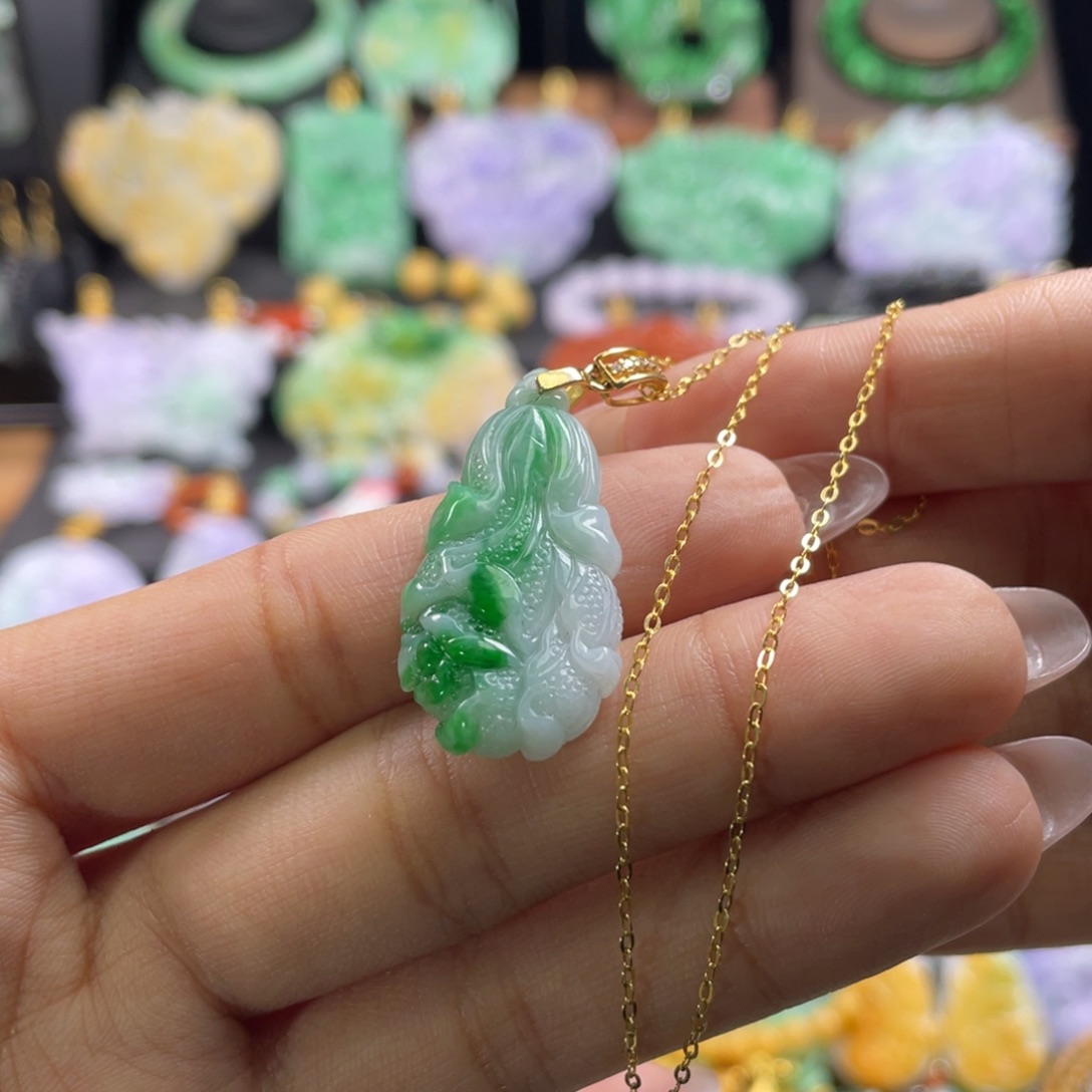 翡翠未镶嵌颈饰待编织