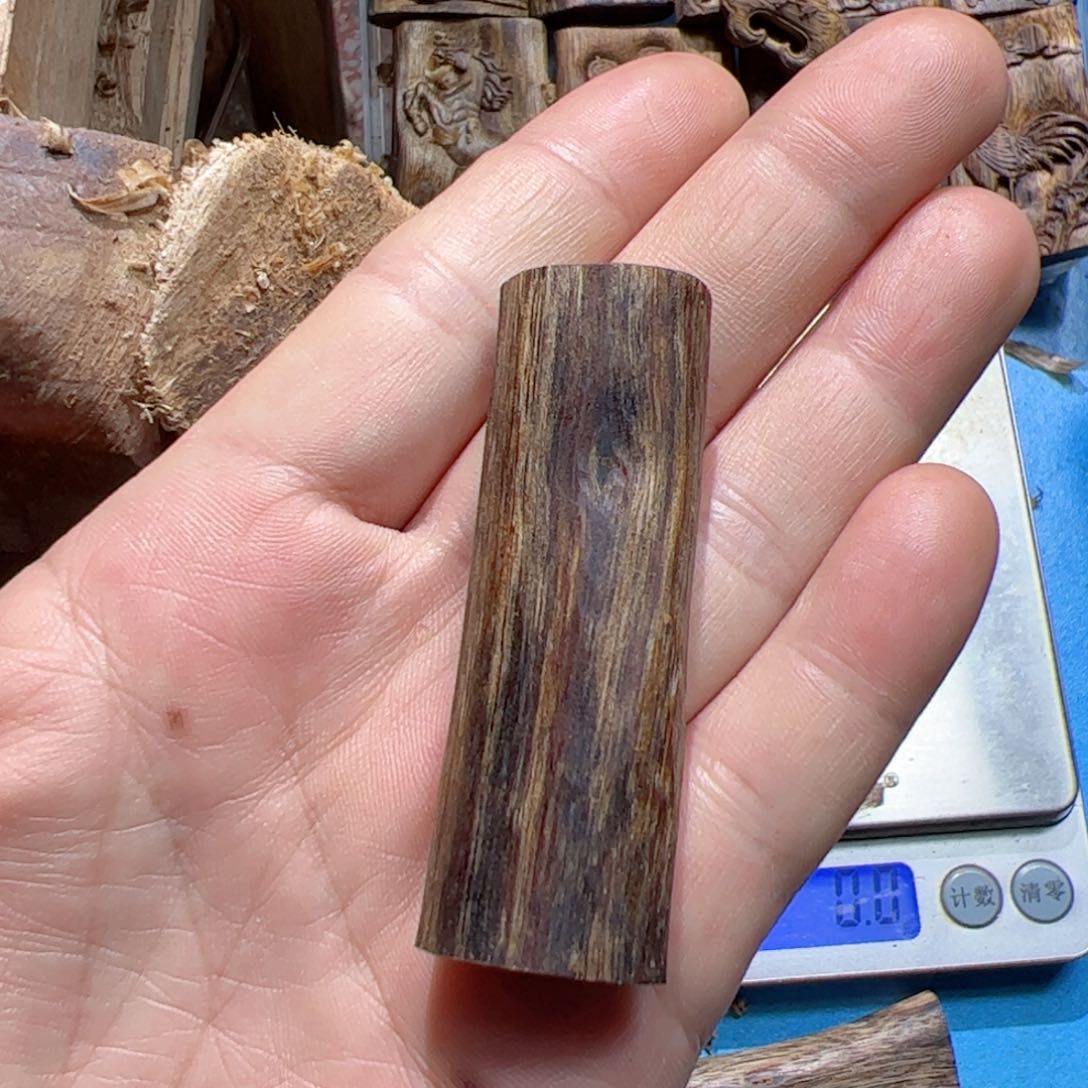 沉香吊坠乌身圆叶8.8克