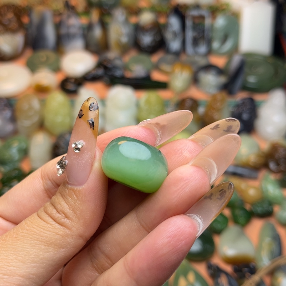 招***金和田玉未镶嵌颈饰