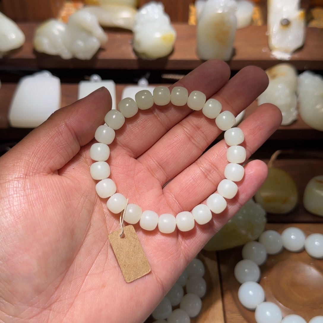 皖***虎和田玉未镶嵌手链