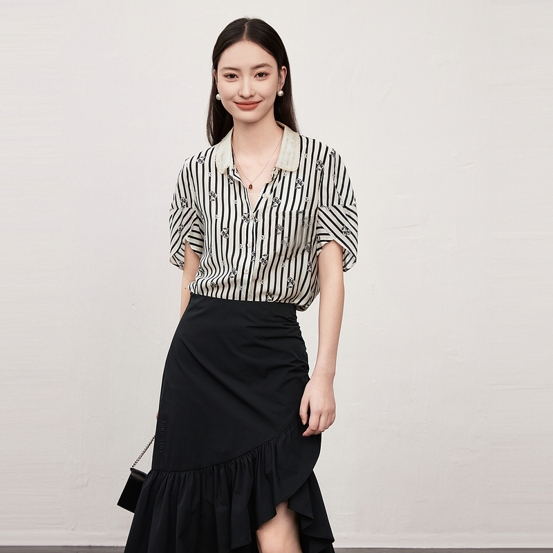 XG雪歌气质条纹五分袖衬衫夏季新款娃娃领不规则袖口上衣女装