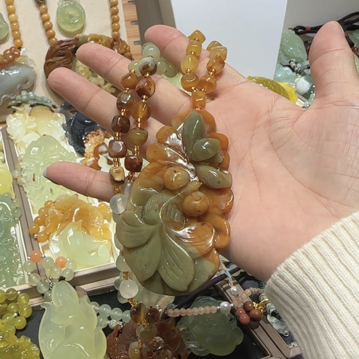 未镶嵌蛇纹石玉吊坠