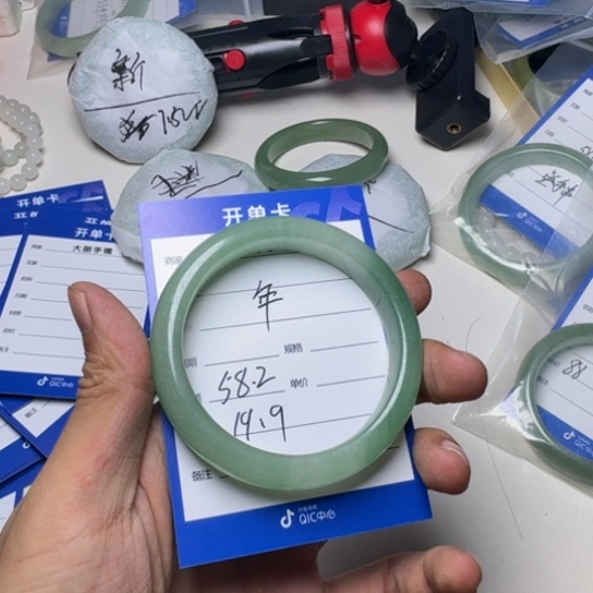 石英质玉手镯未镶嵌