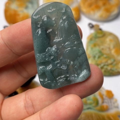 翡翠颈饰未镶嵌飞**石翡翠