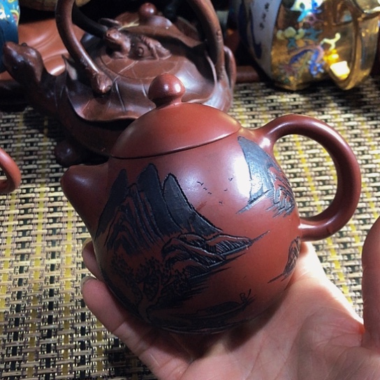 紫砂茶壶原矿泥料手工制作的紫砂壶。