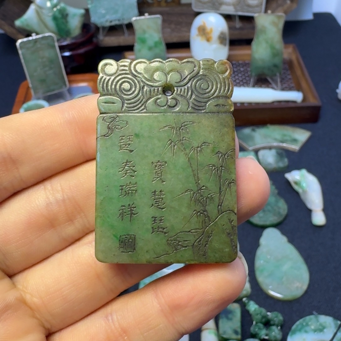 翡翠颈饰未镶嵌翡翠颈饰未镶嵌..