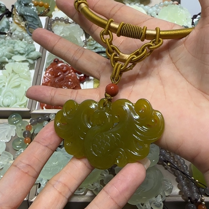 蛇纹石玉吊坠合金