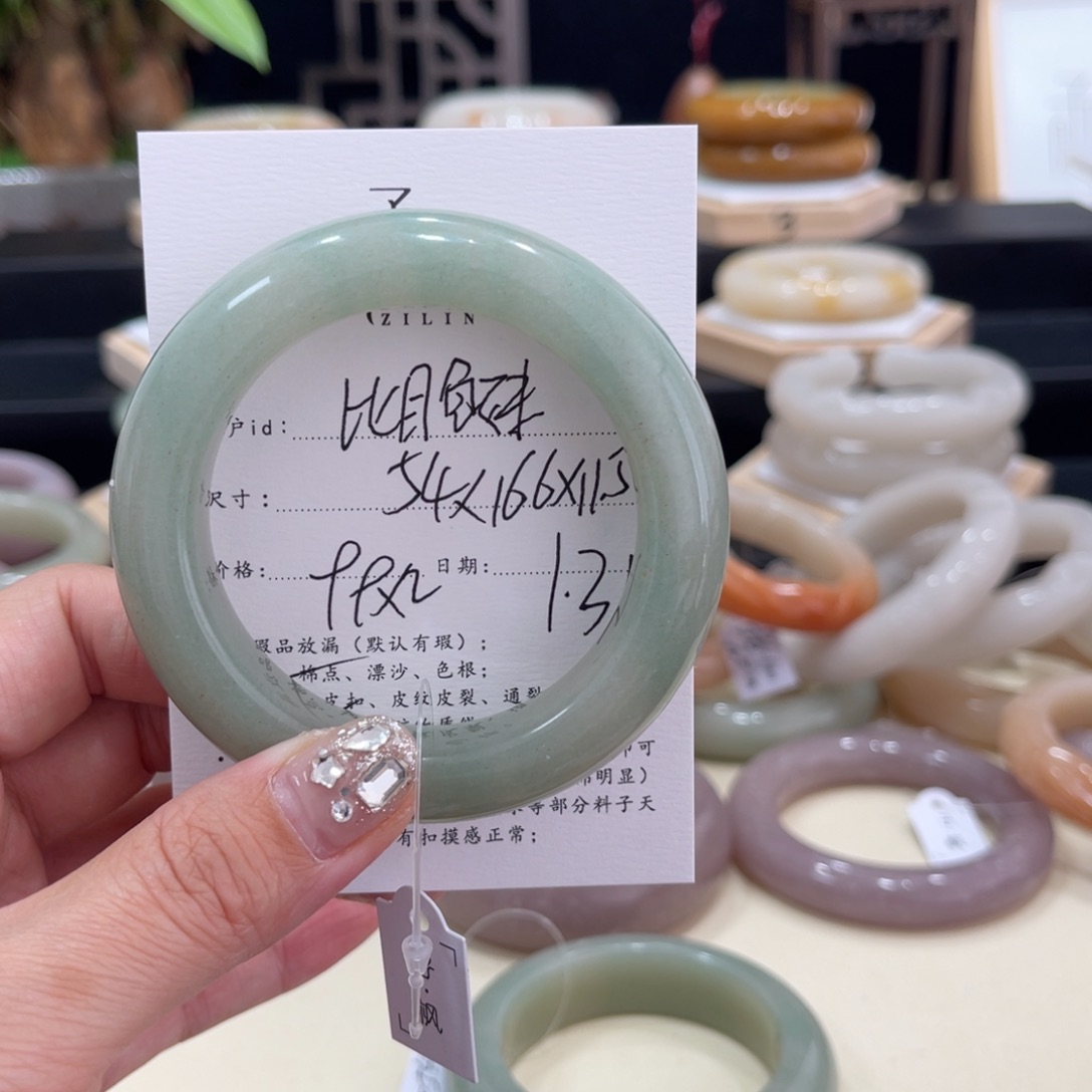 石英质玉手镯未镶嵌比***妹