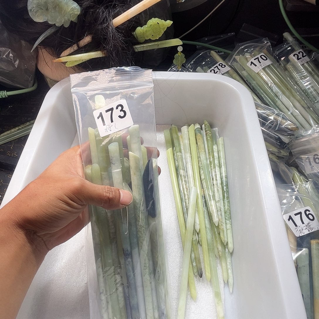 柠****蛇纹石玉未镶嵌颈饰
