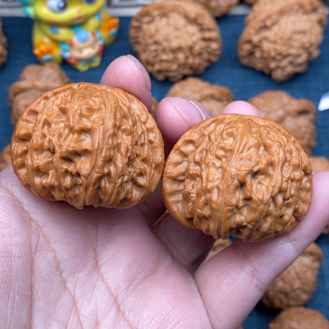 文玩核桃把件40老树球白