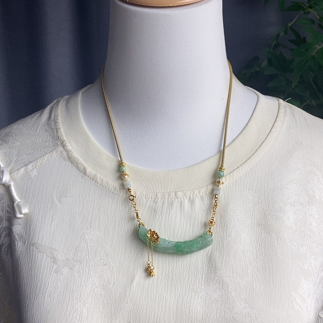 翡翠未镶嵌吊坠(赠链)