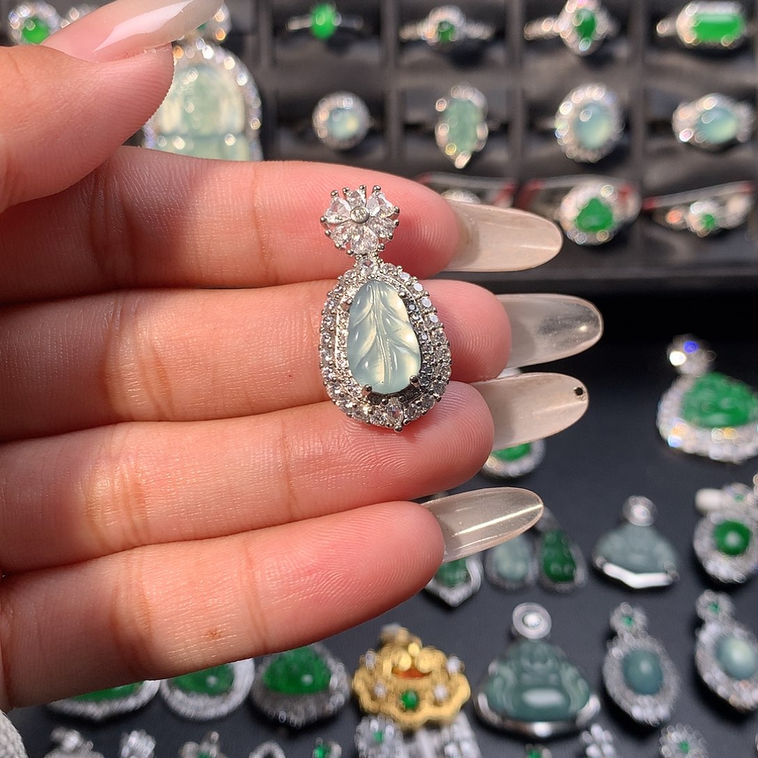 翡翠未镶嵌颈饰叶子