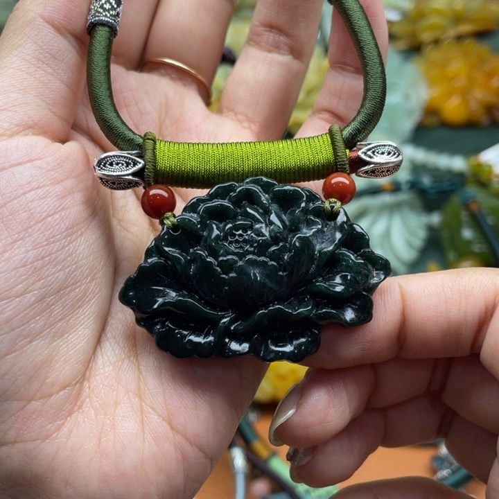 蛇纹石玉吊坠合金