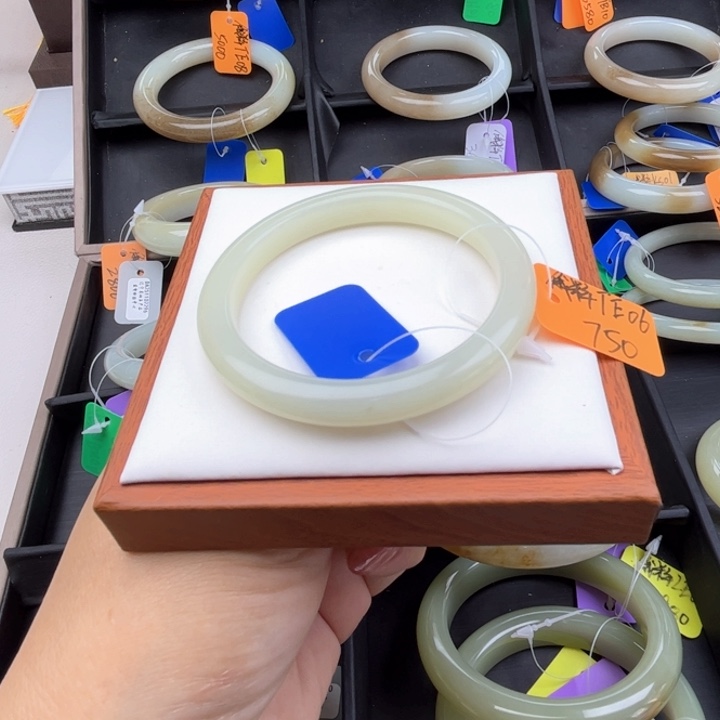 未镶嵌手镯和田玉七月