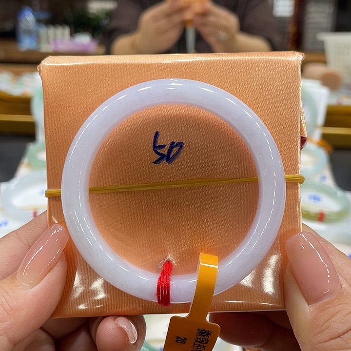 翡翠手镯未镶嵌翡翠