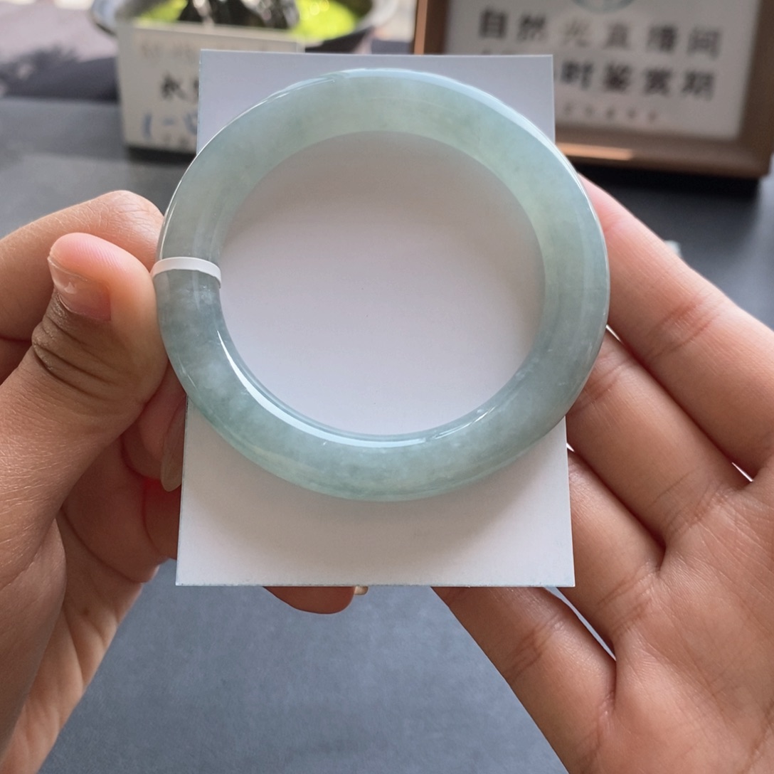 翡翠手镯未镶嵌翡翠