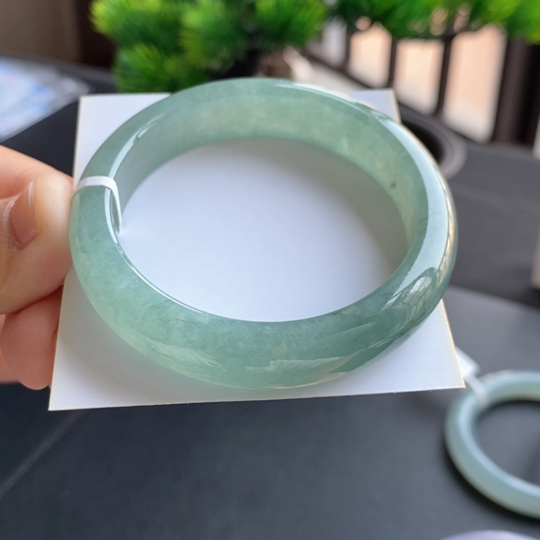 翡翠手镯未镶嵌翡翠