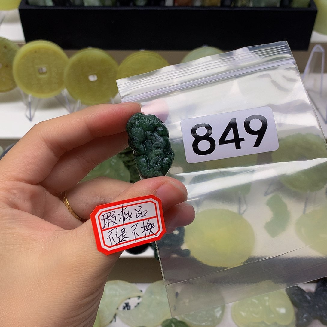 蛇纹石玉颈饰未镶嵌