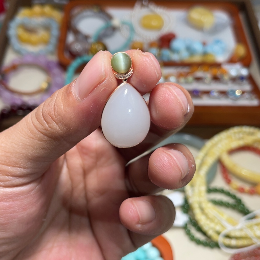 和田玉吊坠(不含链)18K金镶嵌水滴