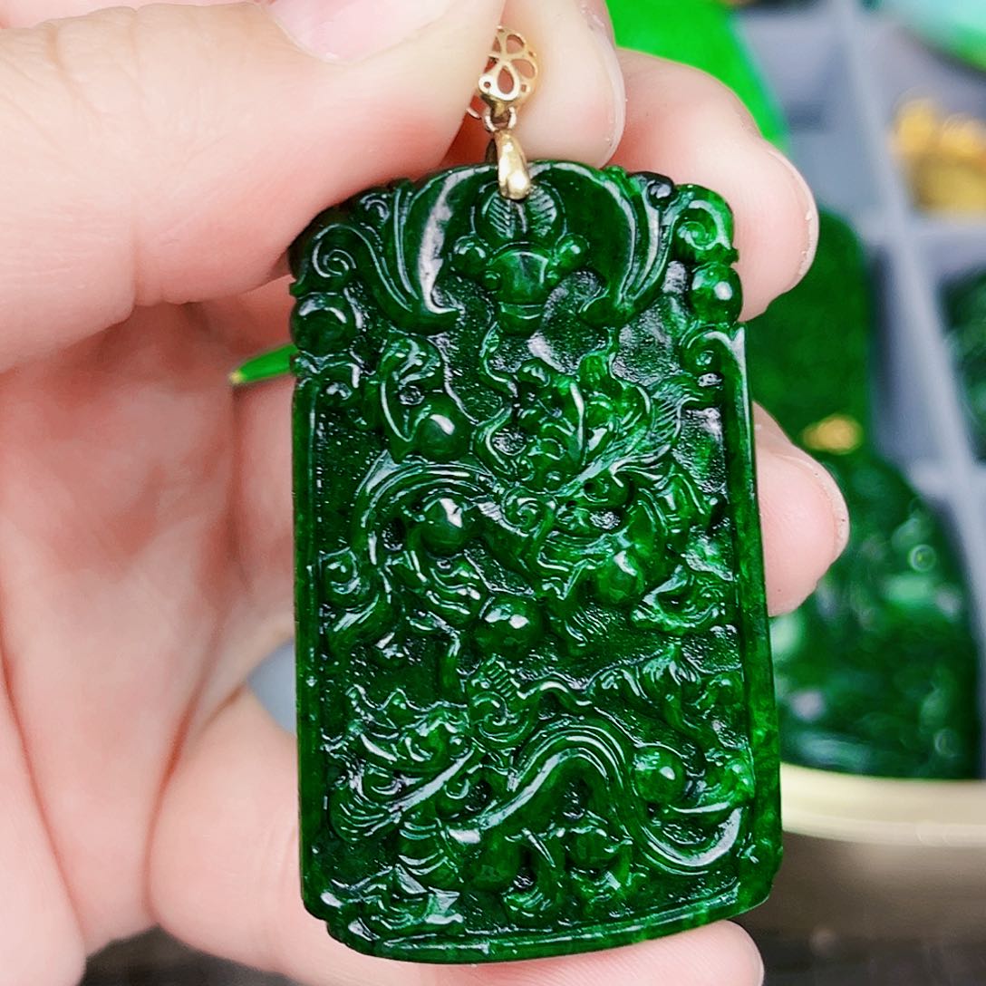 翡翠颈饰18K金镶嵌吊坠