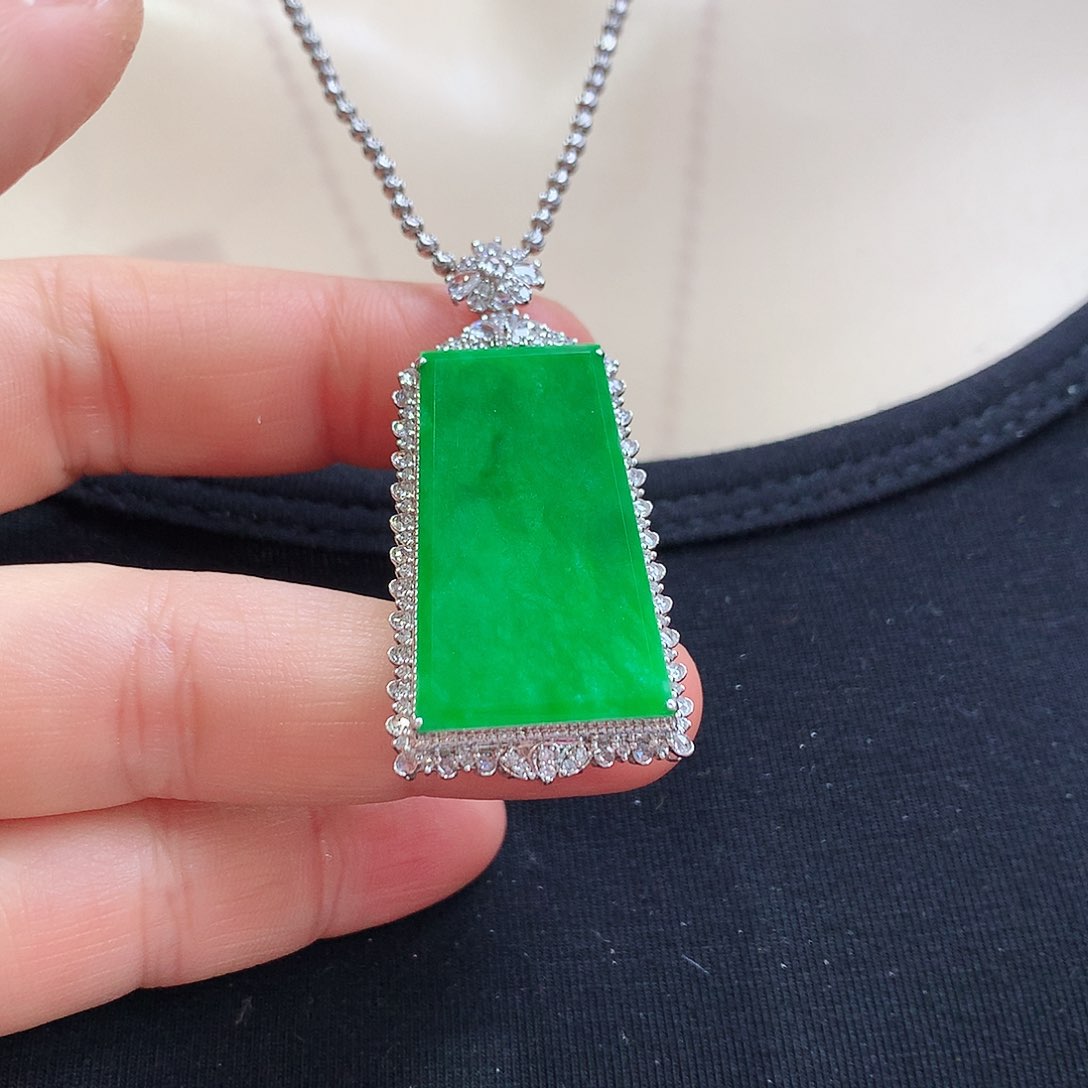 翡翠颈饰18K金镶嵌无事牌