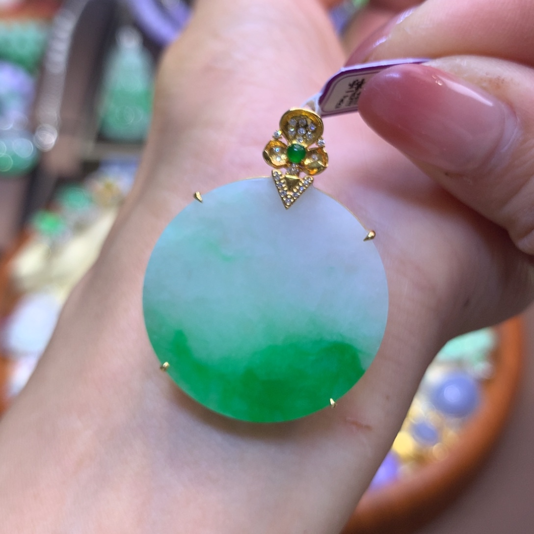 翡翠18K金镶嵌颈饰