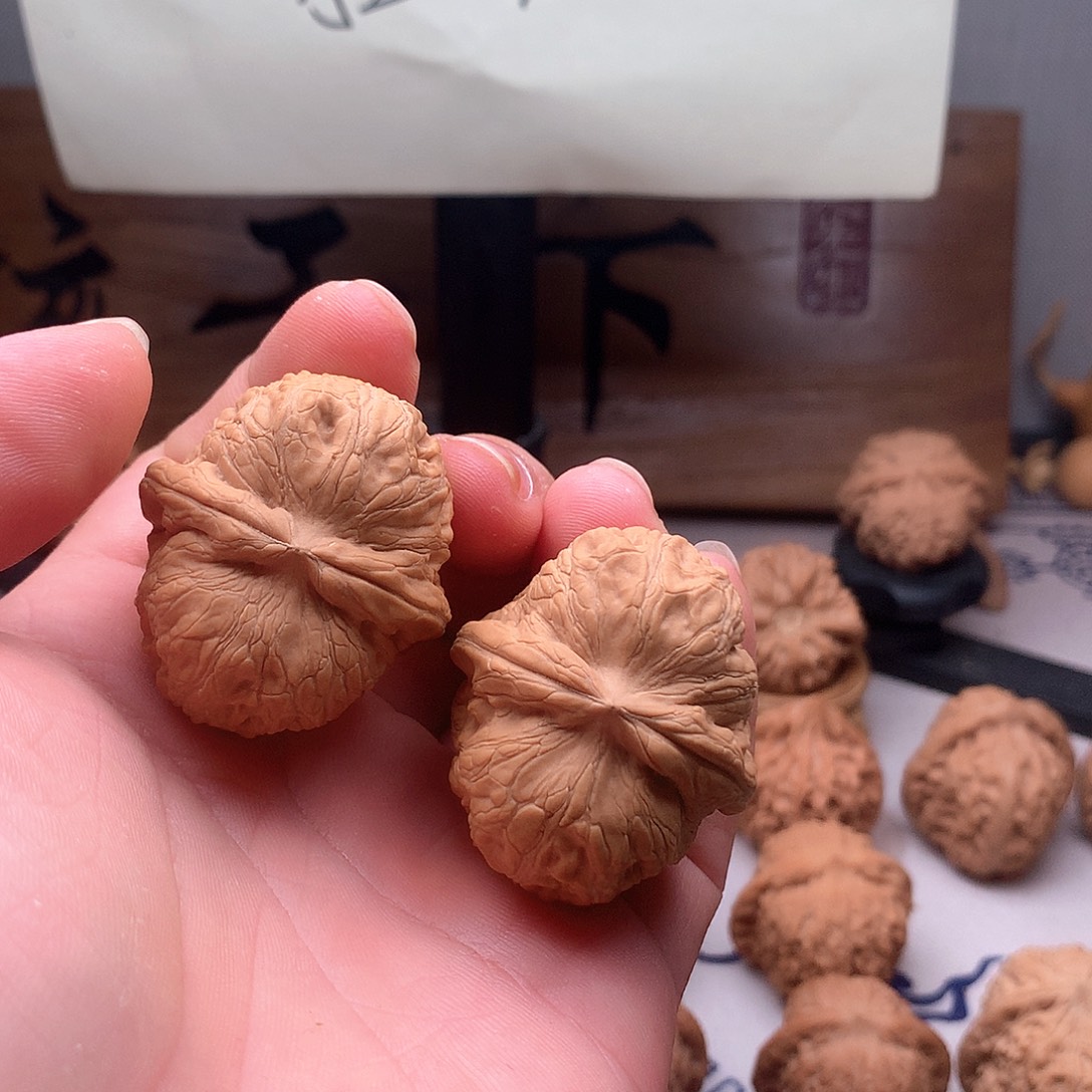 而***立桃核吊坠山地果元宝