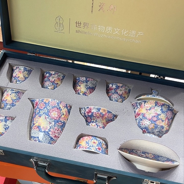孤品茶具套装等。        