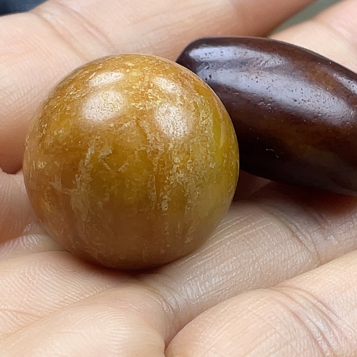 刘***溜和田玉（糖玉）未镶嵌颈饰