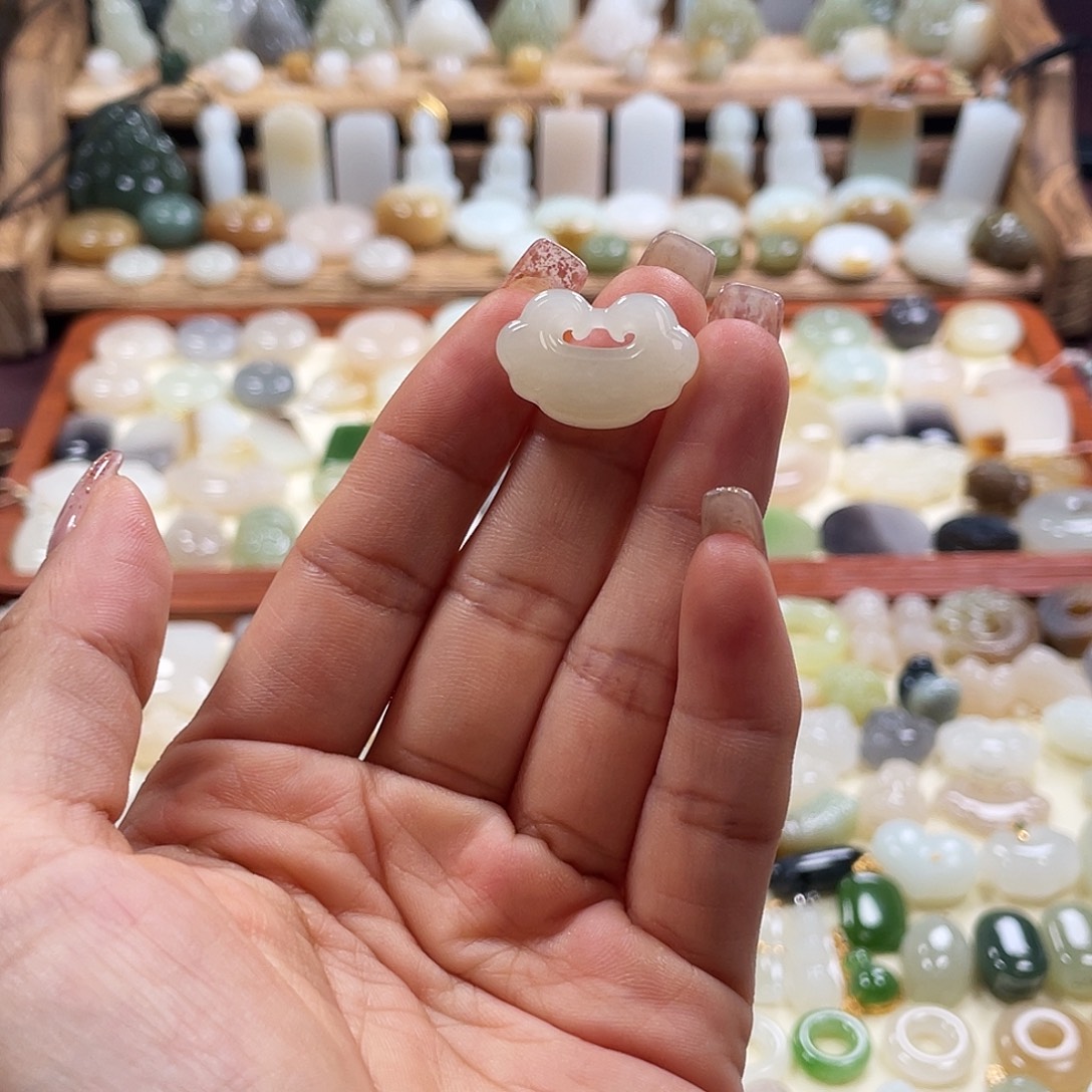 和田玉未镶嵌吊坠(赠链)