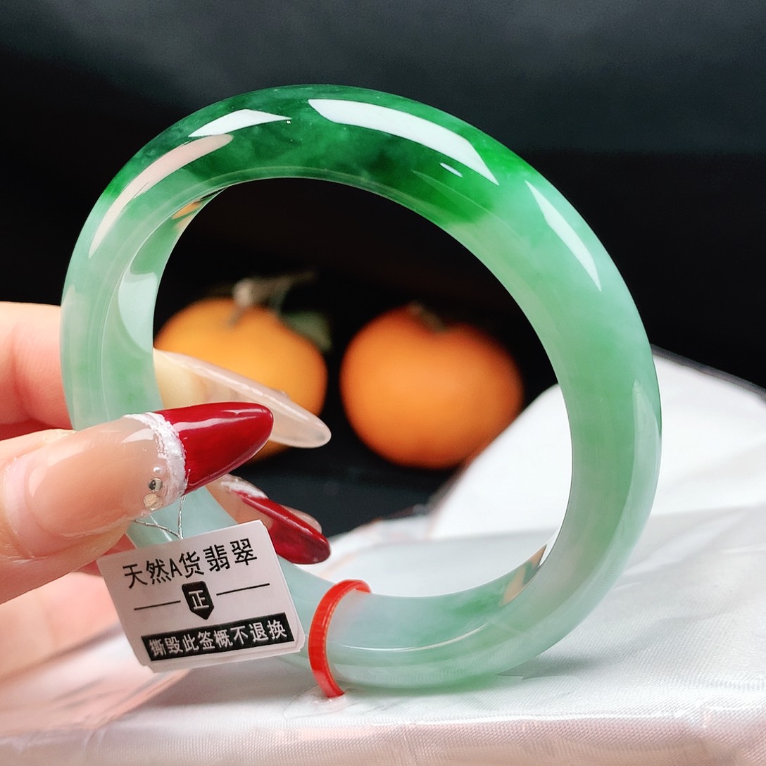 翡翠手镯未镶嵌54圈