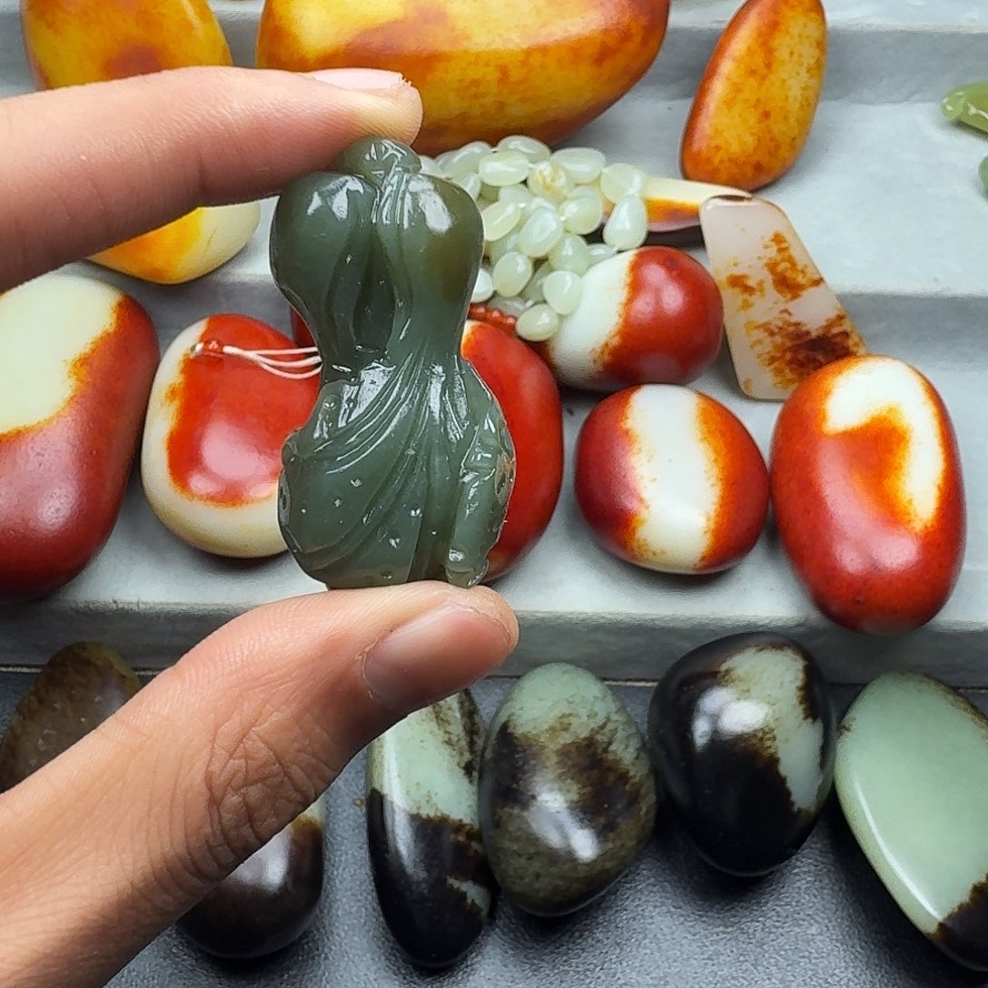 和田玉未镶嵌颈饰