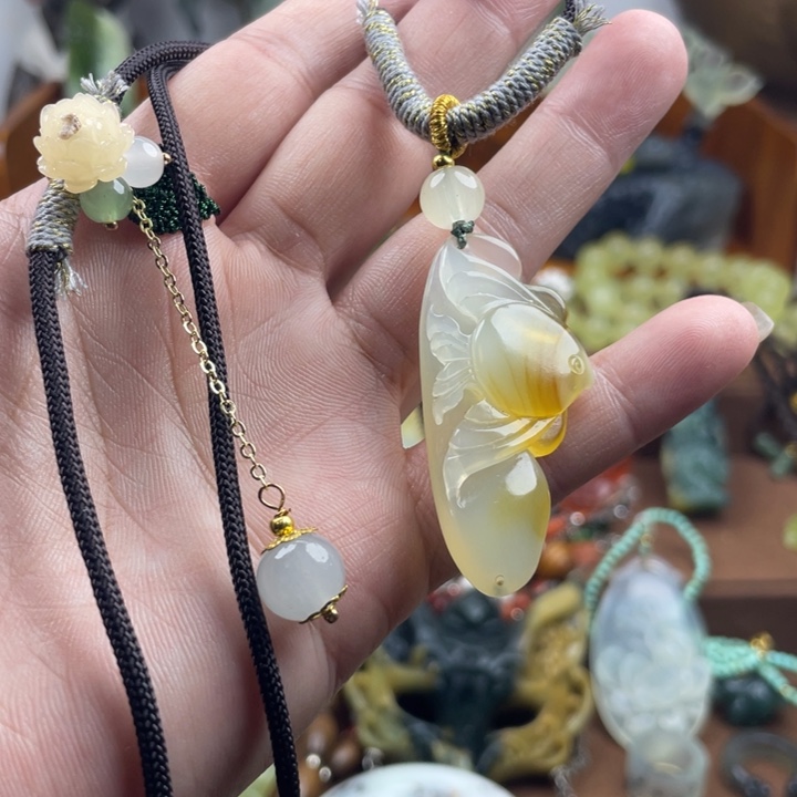 蛇纹石玉未镶嵌吊坠