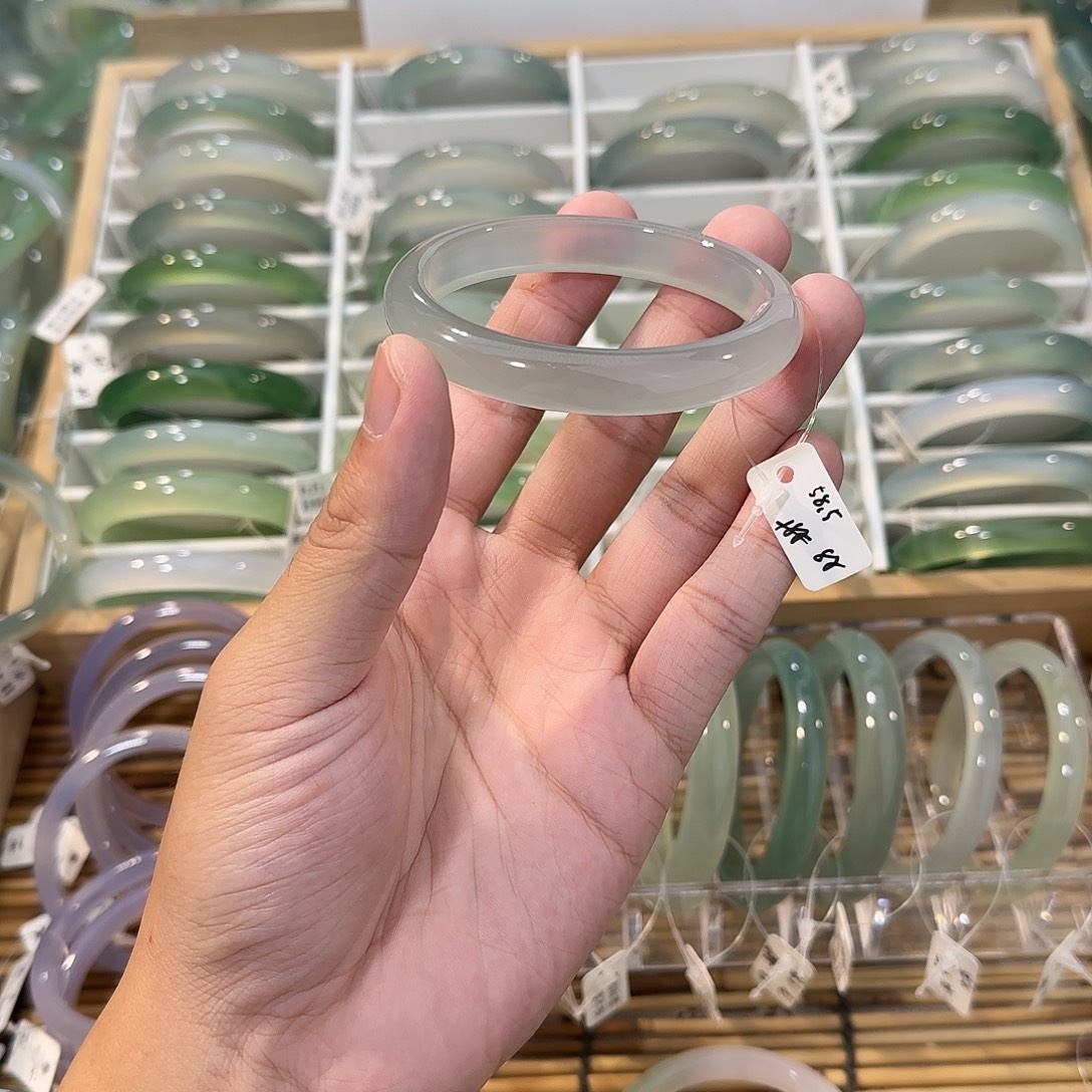 玛瑙/玉髓未镶嵌手镯圈口58.5
