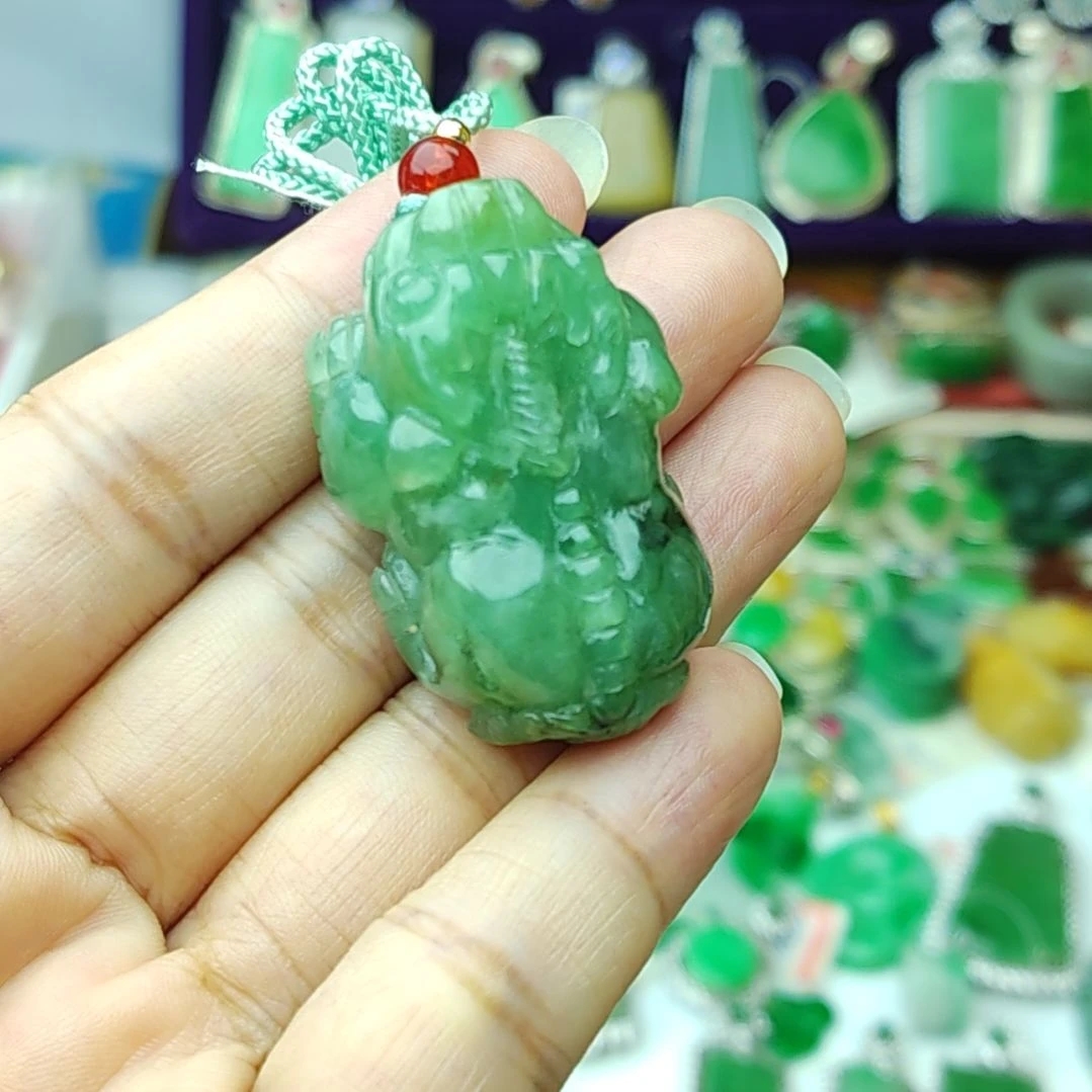 天然缅甸翡翠A货，冰绿大皮优有种有色冰飘雪花棉吊坠39*26.3*17.6