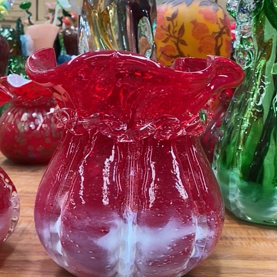 琉璃花瓶高20厘米宽9厘米