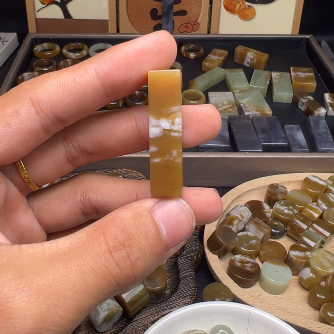夏***吖和田玉（糖玉）未镶嵌珠宝奇石牌子