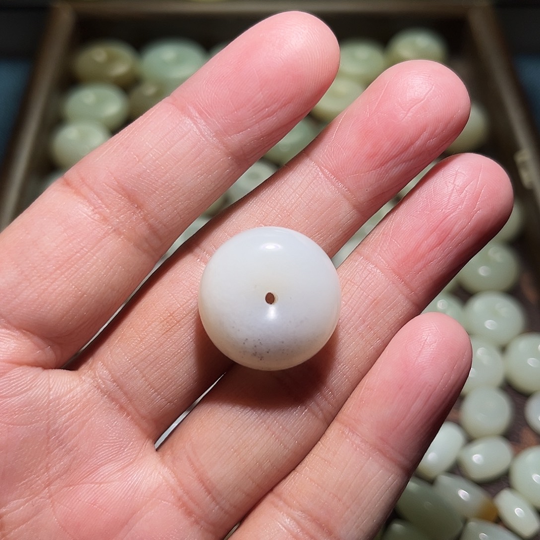 蕲***店和田玉未镶嵌颈饰