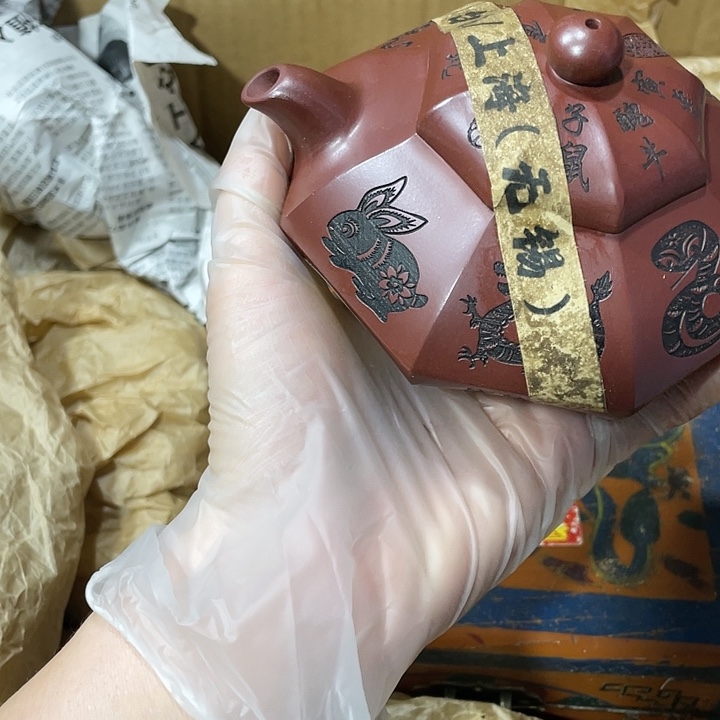 茶壶紫砂矿泥料，手工制作的一把紫砂壶。
