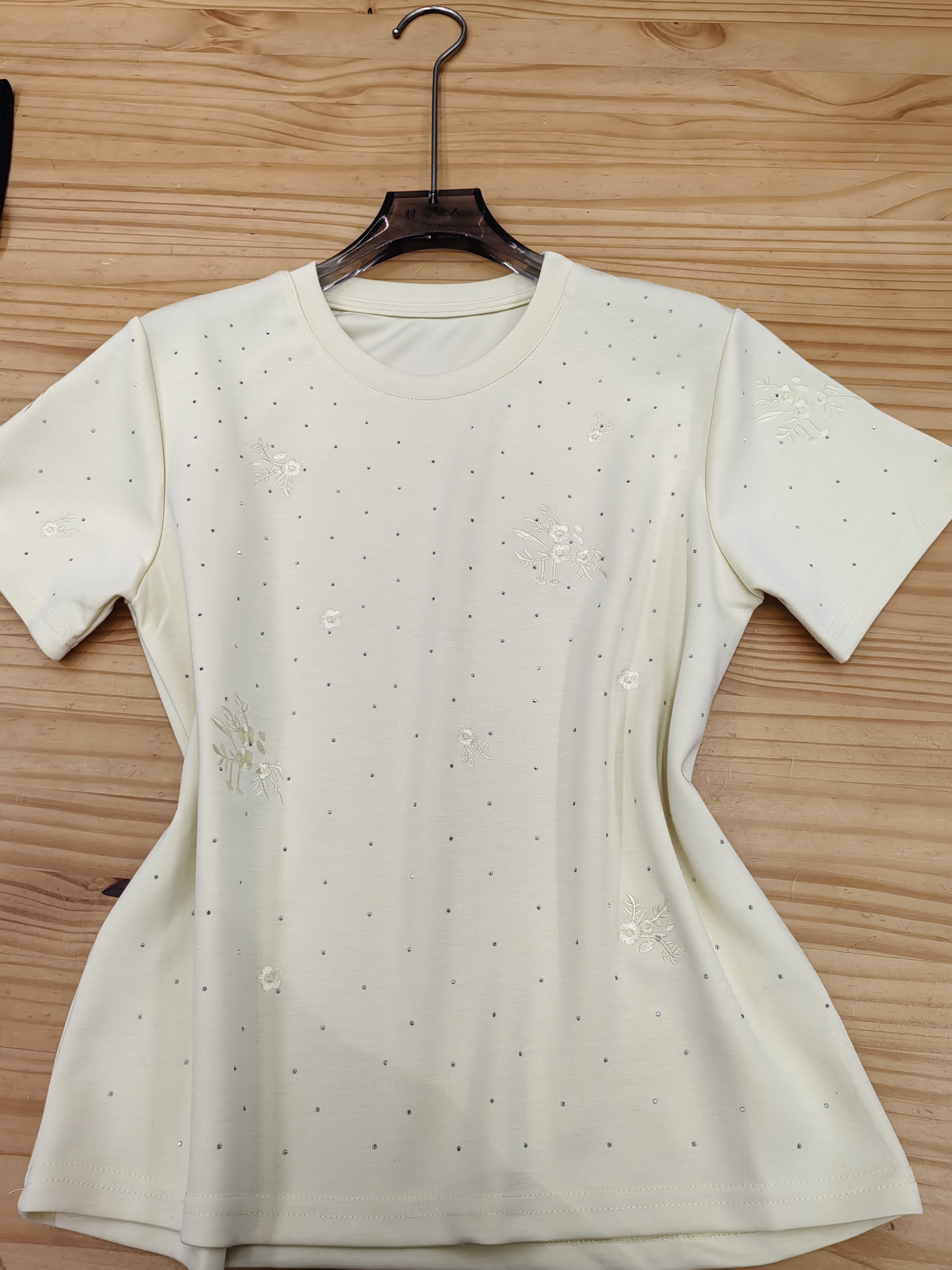 金姐推荐新款时尚显瘦刺绣带钻上衣8935