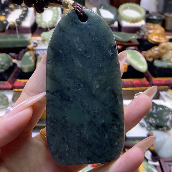 未镶嵌岫岩老玉（透闪石质玉）把件