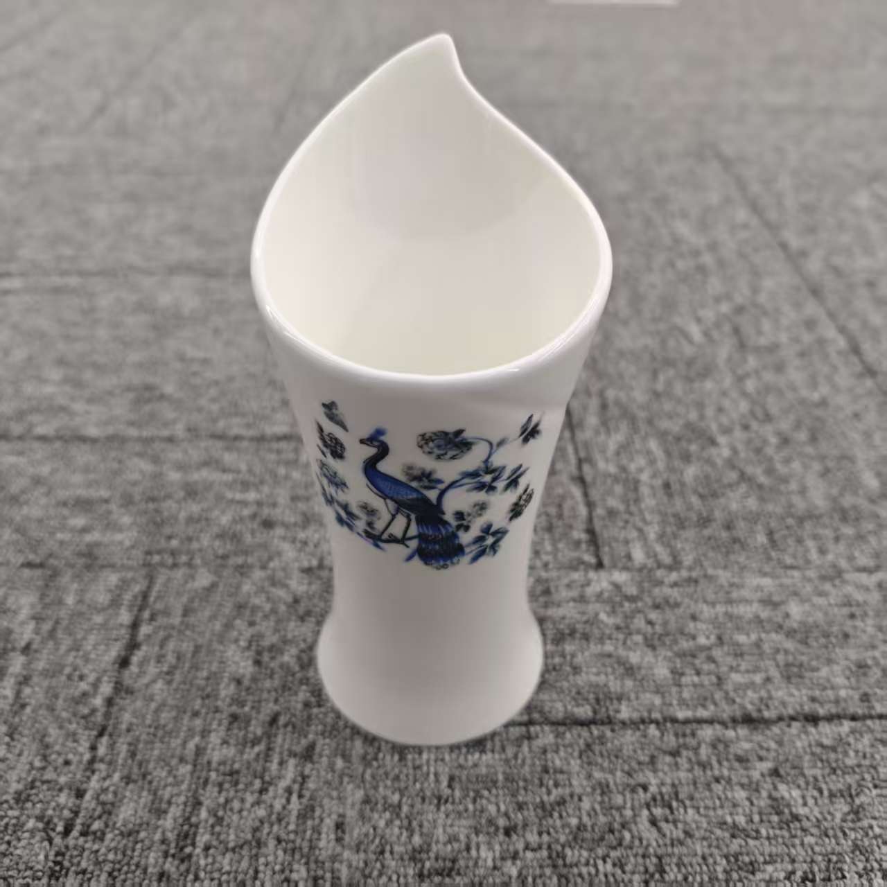 景德陶瓷孔雀筷子筒
