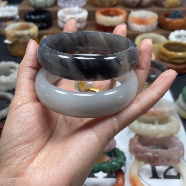 知***乐石英岩玉手镯未镶嵌