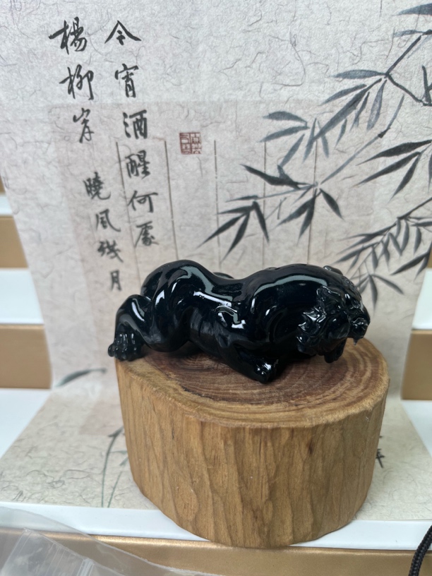 纯天然岫玉火石青料老虎，手把件虎虎生风，升官发财