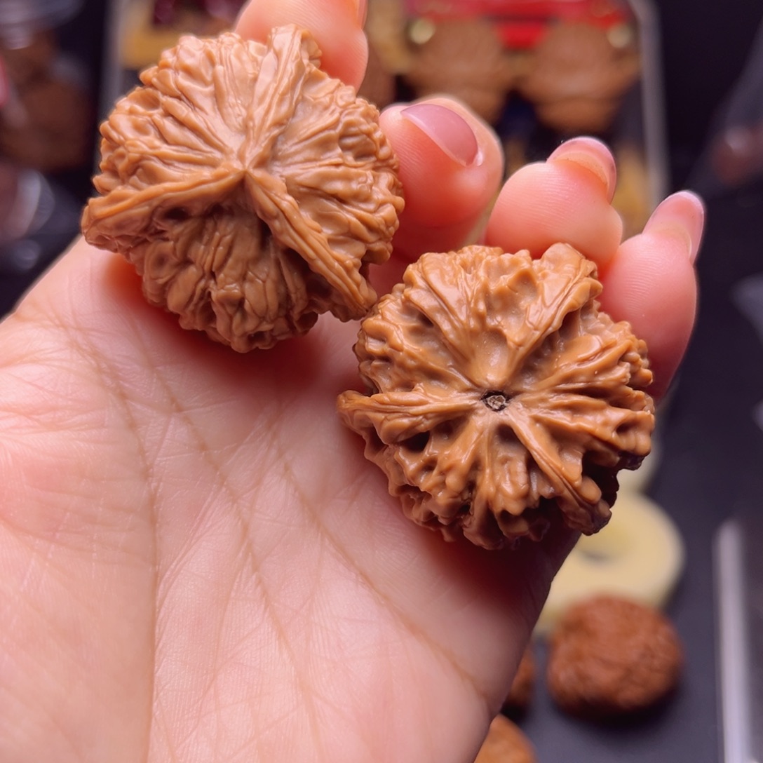 文玩核桃吊坠肉球款野牛三棱