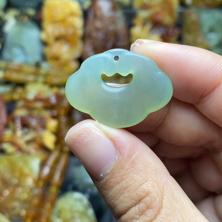 蛇纹石玉未镶嵌颈饰