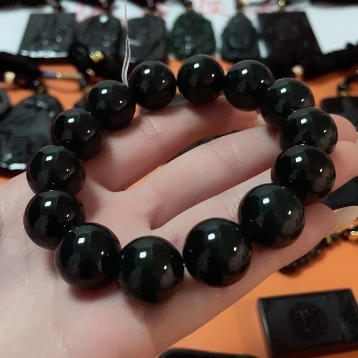 翡翠颈饰未镶嵌L**、