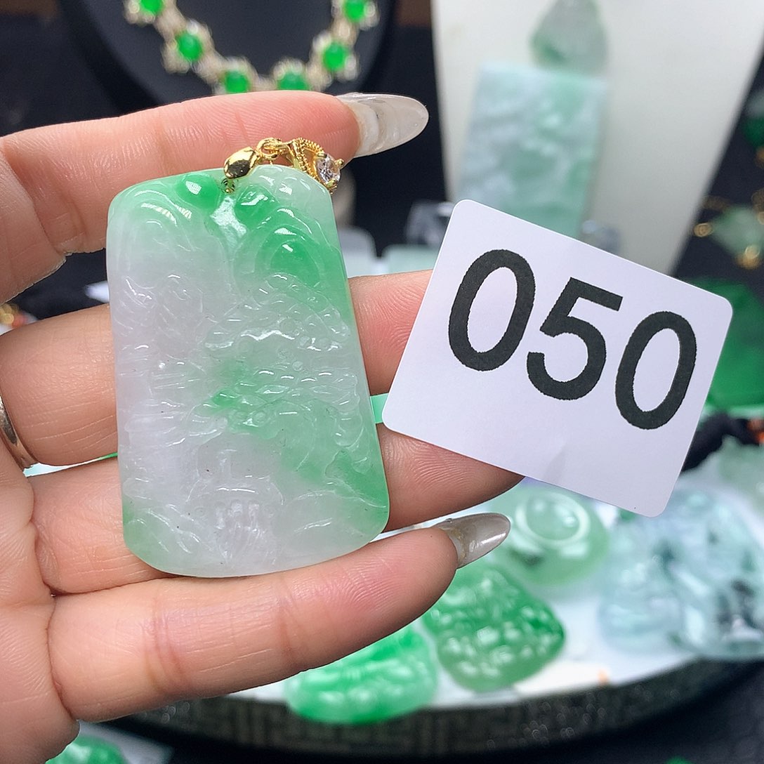 翡翠吊坠(赠链)未镶嵌