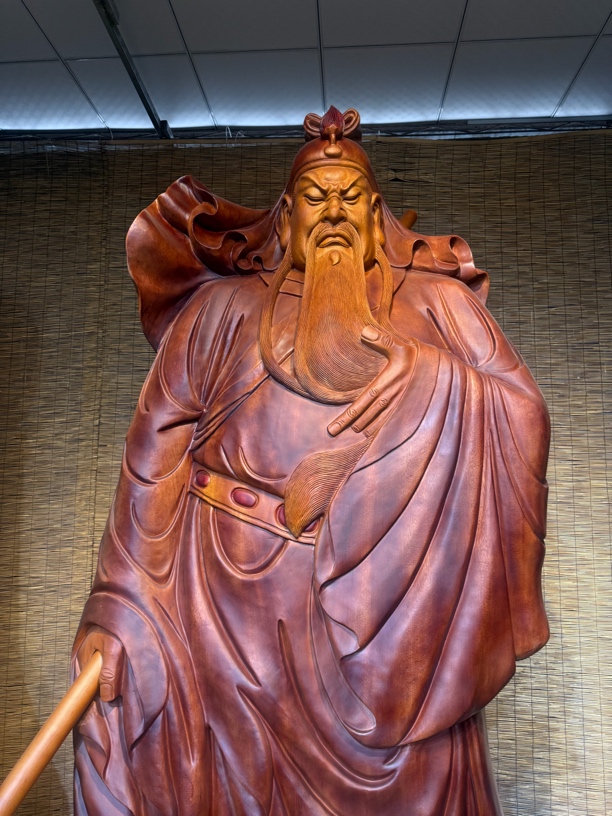 花梨木材质关公关二爷横刀关公落地款大件人物摆件