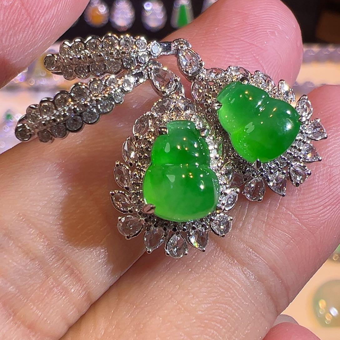 翡翠耳饰18K金镶嵌高冰种葫芦阳绿